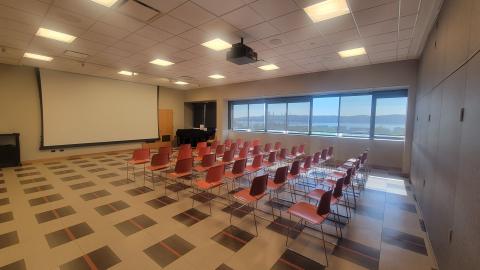 A large meeting room with projector and screen